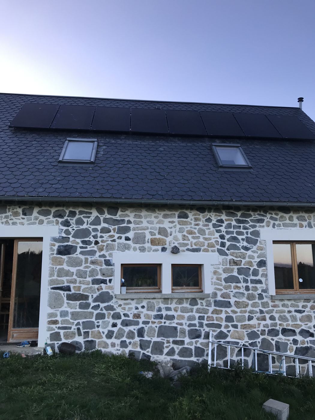 Maison en pierre, toiture en ardoise