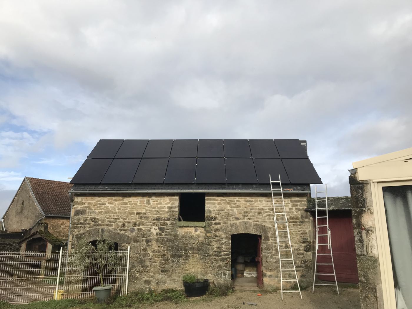 Grange en pierre, deux rangées de panneaux